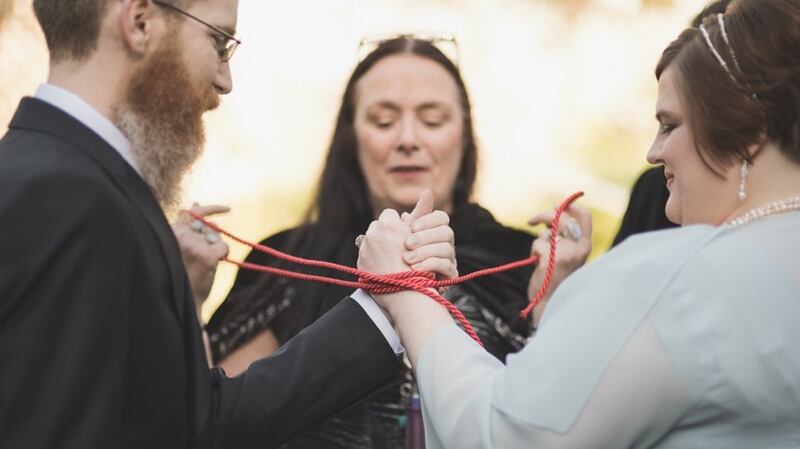 Pagan Life Rites specialises in handfasting