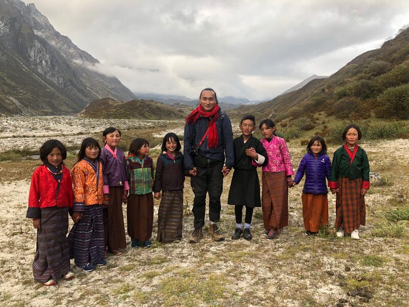 Lunana: A Yak in the Classroom – Pawo Choyning Dorji with his cast