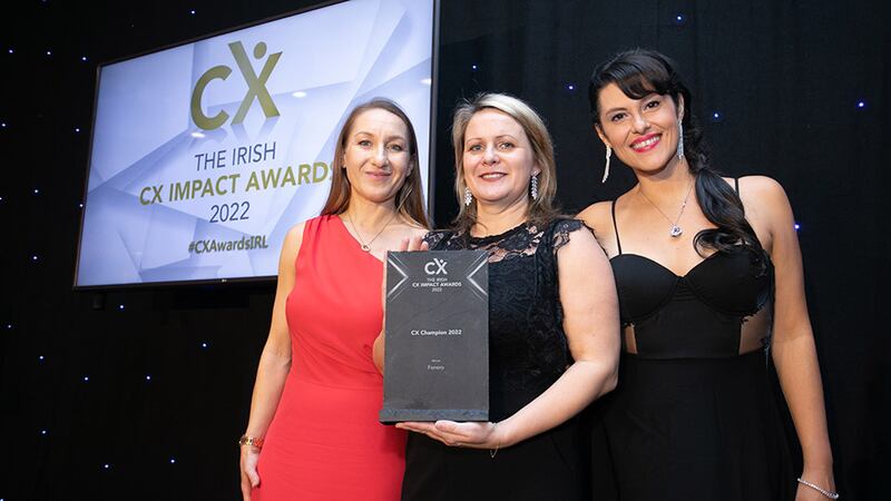 Agnieszka Anna Jozwiak, awards judge, presents the HR CX Champion 2022 award to Sinead Doherty and Debie McGill, Fenero.