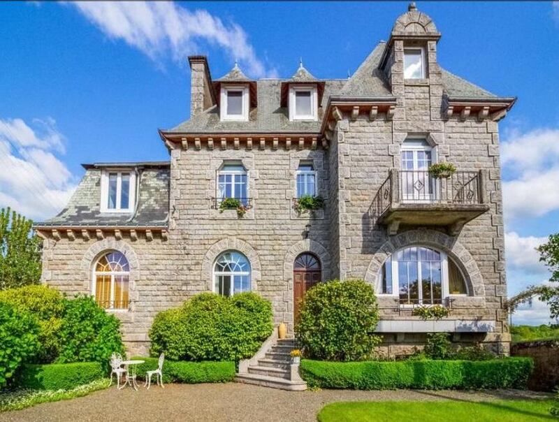 €320,000 for this eight-bedroom house with annex in the market town of Callac