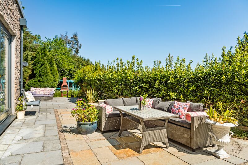 The property has lots of terraces to carch the path of the sun