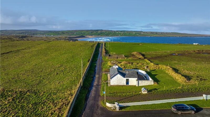 Situated on the coastline of north Mayo, this 300-year-old cottage sits on a site of more than half an acre