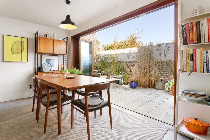 The wide kitchen-diningroom off the right of the livingroom is mirrored by the paved west-facing back garden.