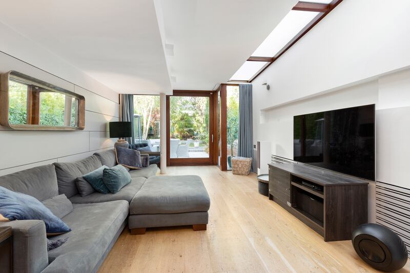 Garden level livingroom