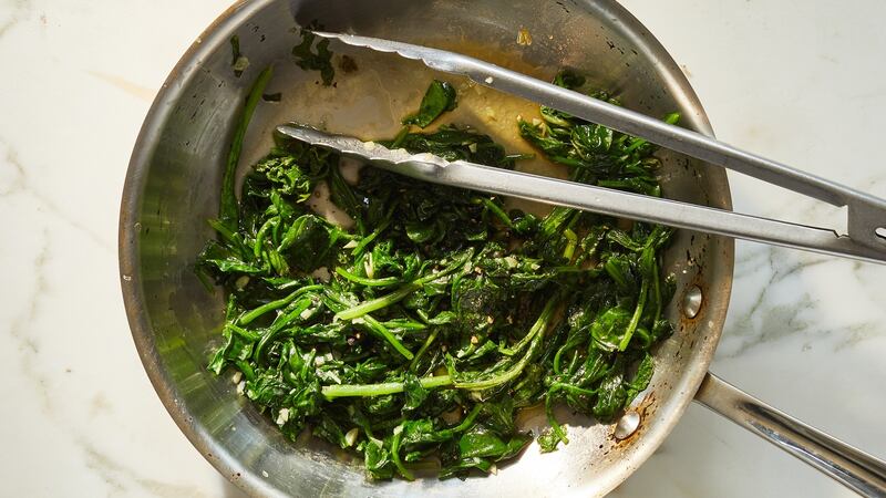 Spinach mixed with garlic can be added to the eggs.