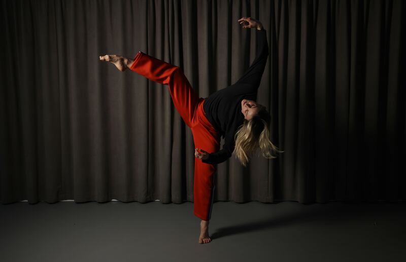 Sibéal Davitt: “Buíochas le Dia, bhí na dearthóirí is fearr ar domhain ag obair liom. Tá cúrsaí teicniúla an-láidir sa seó. Toisc go bhfuilim liom féin ar an stáitse, braithim go bhfuilim i gcomhrá leis na heilimintí atá thart timpeall orm.” Grianghraph: Alan Betson/The Irish Times