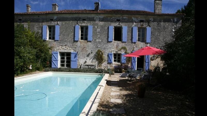 France: Former farmhouse with a swimming pool in the market town of Mareuil