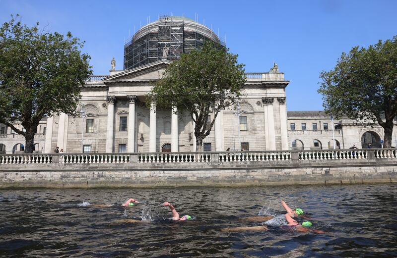 Liffey Swim field passing the Four Courts. Photograph: Dara Mac Dónaill / The Irish Times











