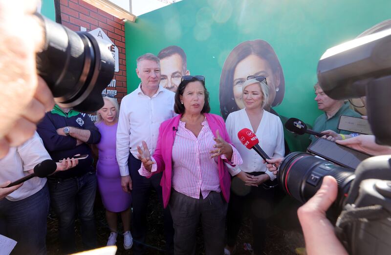 Uachtarán Shinn Féin Mary Lou McDonald agus  Michelle O'Neill ag an gComórtas Náisiúnta Treabhdóireachta.  Griangraf: Alan Betson 

