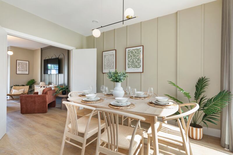 Laurel Manor: diningroom.