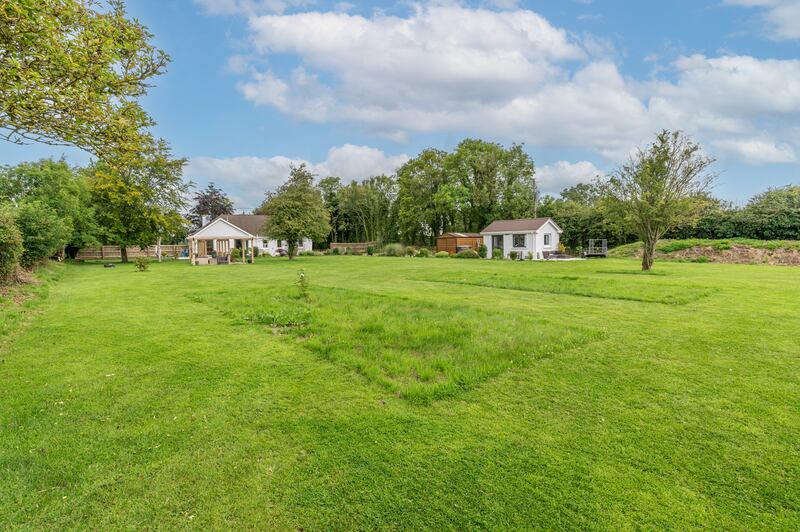 Large garden and outbuilding