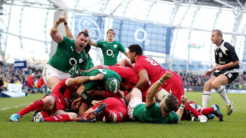 Chris Henry scores a try.