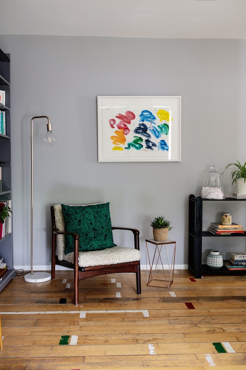 Contemporary and vintage furnishings blend beautifully in the sitting room