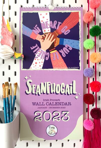 Tá féilire Seanfhocail 2023 chomh maith le priontaí ealaíne, málaí gualainne agus cártaí ar díol ag 'Prints of Ireland'