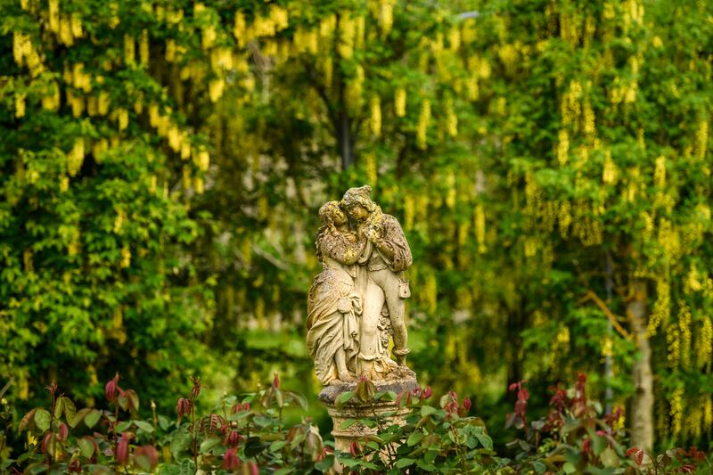 A garden statue of Romeo and Juliet