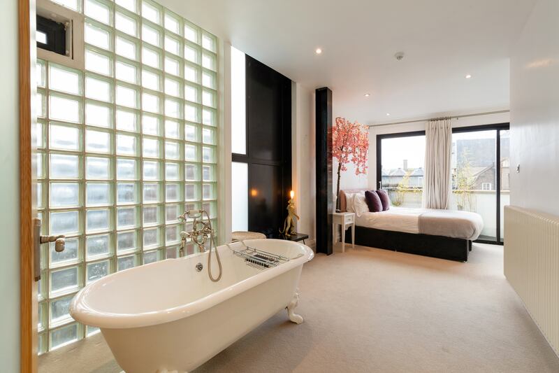 Second bedroom with free-standing bath