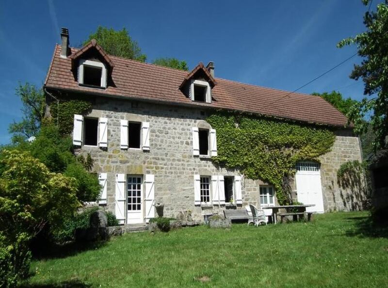 France: three-bed stone house on 5ac near Vallière