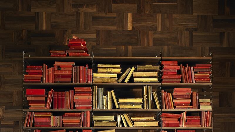 Designed by Swedish architect Nils Strinning in the 1940s,  the Flexi wall panels  can be assembled to fit the space you want to fill. Here it has been styled with books covered in similar-colours.
