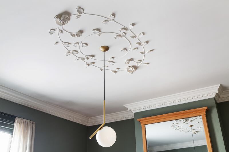 Handcrafted plasterwork in sittingroom