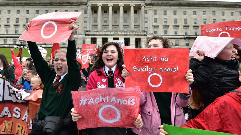 Ghlac na céadta dalta Gaelscoile páirt in agóid ar son Acht Gaeilge i mBéal Feirste ar an Aoine. Grianghraf: Colm Lenaghan/Pacemaker