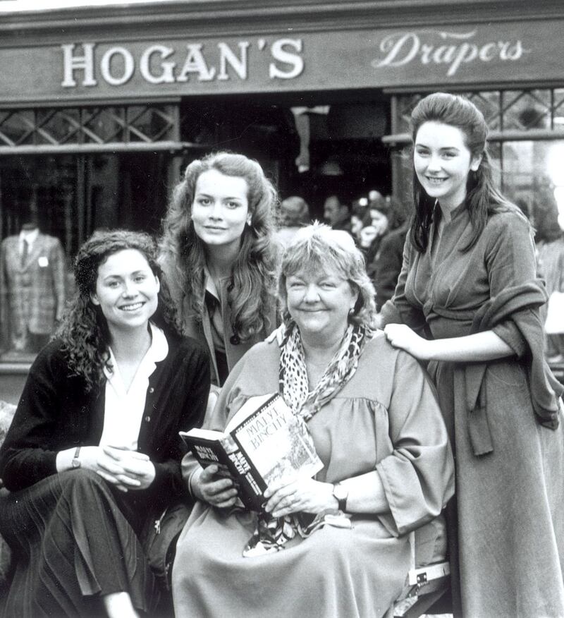 Circle of Friends: Minnie Driver with Saffron Burrows, Maeve Binchy and Geraldine O’Rawe on set in 1995