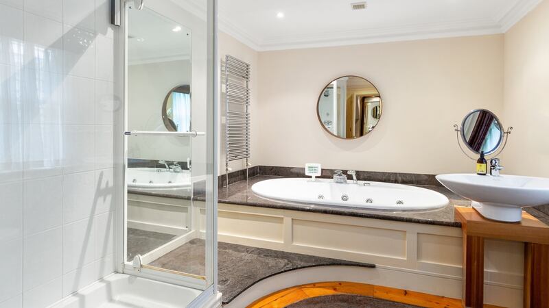 Batrhoom en suite for rear bedroom