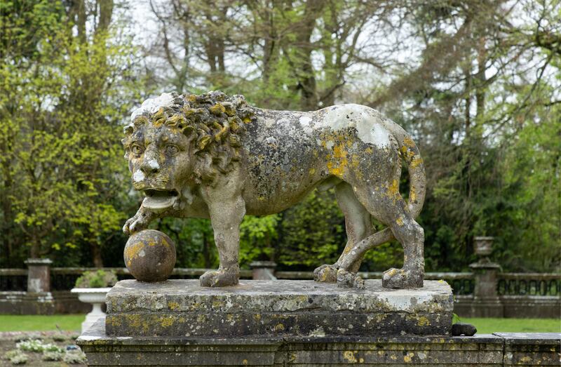 Mid-18th-century limestone Medici lions
