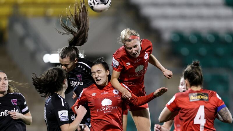 Lauren Dwyer and Shauna Fox compete for a header. Photo: Laszlo Geczo/Inpho