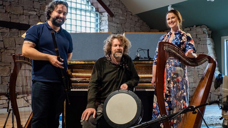Cuan an Cheoil: Barry Kerr, Liam Ó Maonlaí agus Síle Denvir.