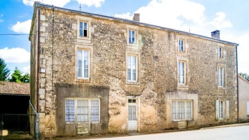 €46,000: home in need of an update in village of Béceleuf