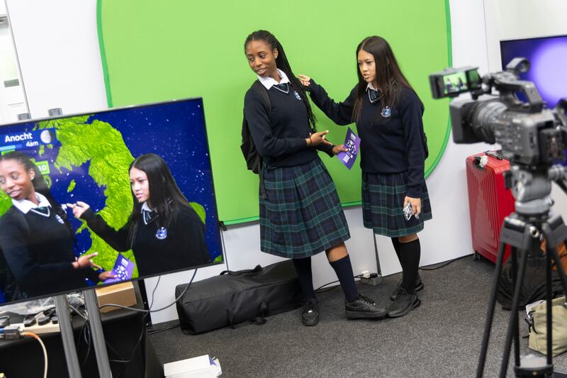 Mary Okafor agus Denise Guanzon as Droichead Átha, ag seastán TG4 ag Higher Options anuraidh. Grianghraf: Chris Maddaloni
