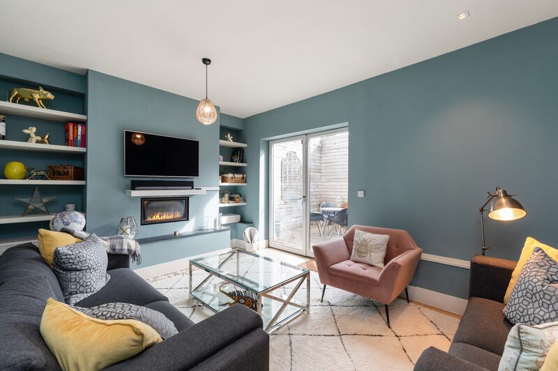 Sittingroom with access to courtyard