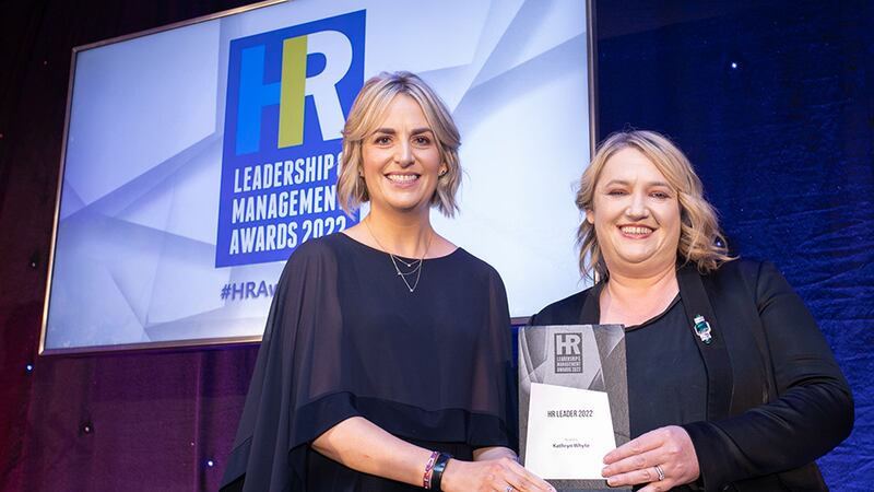 Siobhra Disdale, awards judge, presents the HR Leader 2022 award to Kathryn Whyte.