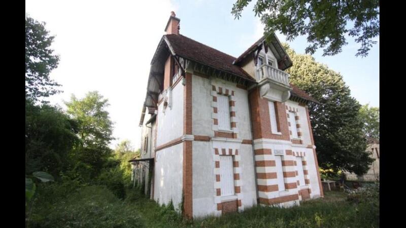 This property has three bedrooms on the first floor and another two in the attic.