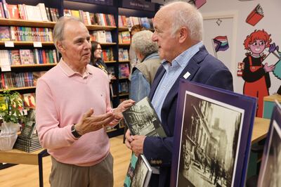 An Dr. Declan Collinge ag caint le John McKenna a sheol an leabhar ag Dubray Books, Sráid Mhuire, Baile Átha Cliath, an tseachtain seo caite. Grianghraph: Dara Mac Dónaill/The Irish Times









