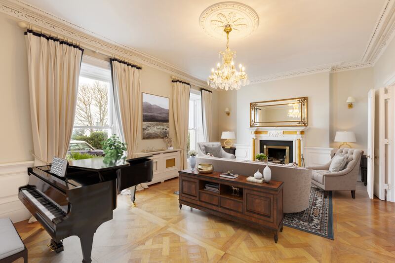 During renovation works in 2014, the wall between the kitchen and livingroom on the ground floor was opened up. They now flow into one another, but can be closed off by a set of imposing doors. 