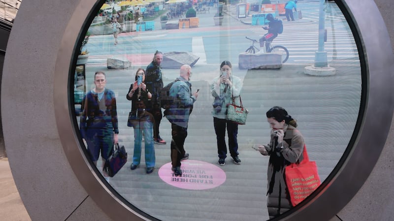 New York pedestrians say hello to people in Dublin through the portal which located at North Earl Street which connects the two cities.