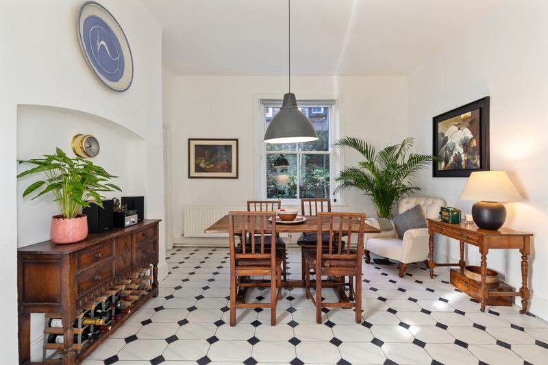The diningroom area of the kitchen has a smart tiled floor