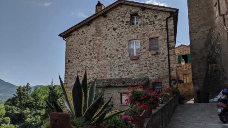 This Tuscan property is 70km from Siena and 80km from Pisa.