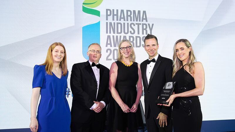 Laura Brennan, European Regional Leader – Technical Consulting, Ecolab, presents the Research & Development Achievement Award to the SFI FutureNeuro Research Centre team.