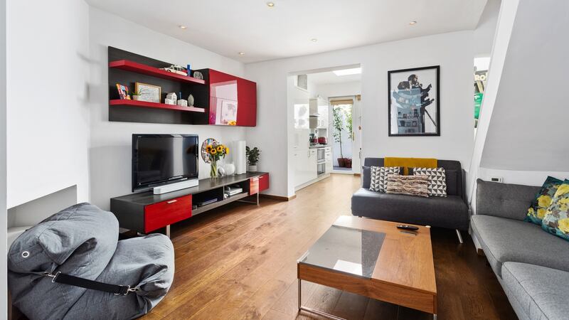 Open-plan livingroom opening into kitchen