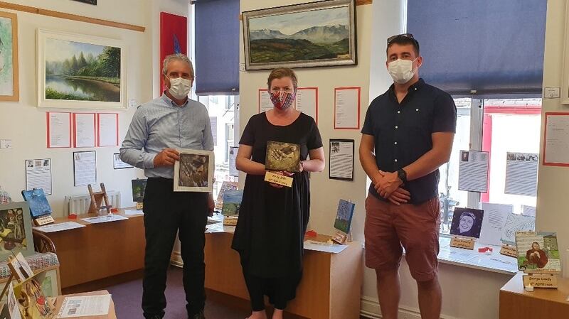 The late Andy Ellis’s brother Martin and son Daithi flank artist Mia Carney