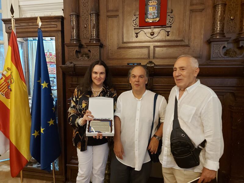 Isabela Basombrío Hoban receives her award with poet and publisher Pablo Méndez Jaque and poet Antonio Machado Sanz.