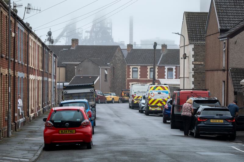 “Tá an chontúirt ann go gceapann daoine nach bhfuil an dara rogha acu ach glacadh leis an mbochtanas”, a deir ap Iorwerth. Grianghraf: Oibreacha cruach Port Talbot. Bhí níos mó ná 4,000 duine ag obair sa monarchan go dtí Deireadh Fómhair 2024 nuair a dúnadh an foirnéis phléasctha dheireanach. Cé go bhfuil thart ar 2,000 fostaí fós ag obair ann, bhí tionchar tubaisteach aige an ar an ngeilleagar agus ar an bpobal. Grianghraf: Mike Kemp/Getty Images