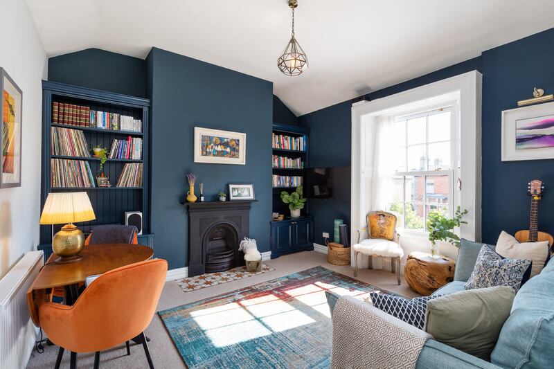 An old fireplace is the focal point of the livingroom 