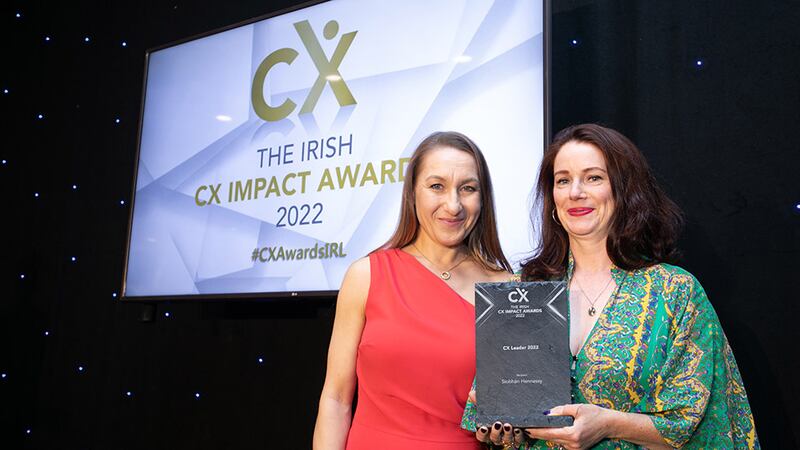 Agnieszka Anna Jozwiak, awards judge, presents the CX Leader 2022 award to Siobhán Hennessy.