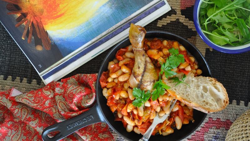 Only four ingredients – cowboy beans with roast chicken