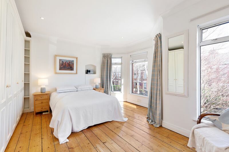Upstairs the principal bedroom occupies the entire width of the house, so the room is bathed in light thanks to two large windows.