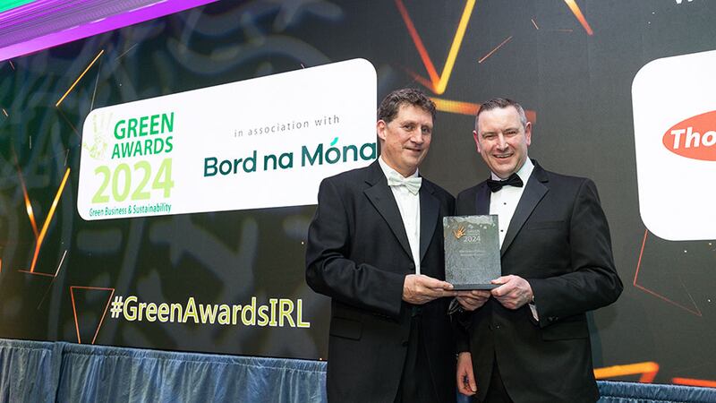 Minister Eamon Ryan presents the green energy provider award to Gary Brady, Thorntons Recycling