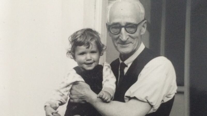Kevin Smith as a child with his grandfather: “When I finished the book, I found myself missing my grandfather more than when he died. I just hope he would have forgiven me for all the fictional trials I put him through, in a history that never was”